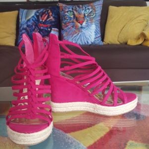 COPY - Faux fuchsia suede Carlos Santana wedges 8…